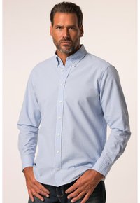 Camisa de cuadros azul claro con cuello abotonado, mangas largas y botones blancos, hecha de una tela suave con una textura lisa.