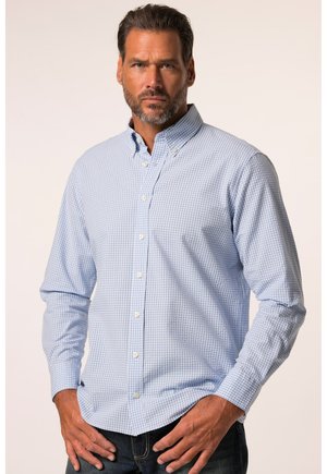 Helles blau kariertes Hemd mit Button-Down-Kragen, langen Ärmeln und weißen Knöpfen, aus weichem Stoff mit glatter Textur.