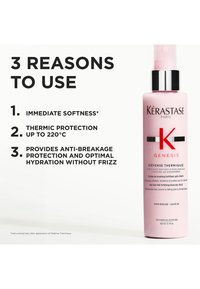 Rosa sprayflaske med svart pumpe, merket "Kérastase Genesis Défense Thermique," med produktdetaljer i fet svart tekst på lys bakgrunn.