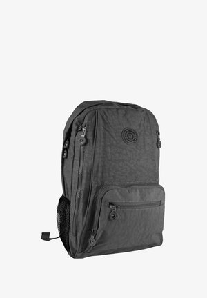 Sac à dos en tissu noir avec une surface texturée, plusieurs compartiments zippés et une poche latérale en mesh. Présente un logo circulaire à l'avant.