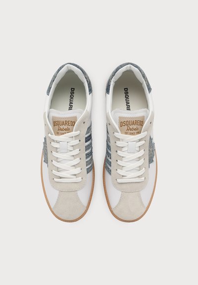 Ζευγάρι λευκά και γκρι sneakers DSquared2 Rebels με σουέτ λεπτομέρειες, λευκά κορδόνια και ταμπά λαστιχένιες σόλες, από πάνω.
