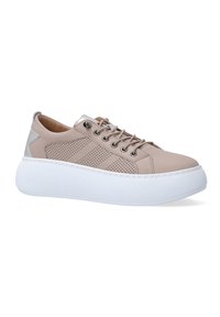 Beige Leder-Sneaker mit perforierten Einsätzen, runder Spitze, silbernen Akzenten und einer dicken weißen Gummiplattformsohle. Schnürdesign.
