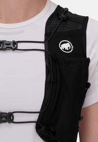 Czarna kamizelka biegowa z regulowanymi paskami, siateczkowymi kieszeniami i detalem z logo. Wykonana z lekkiego, oddychającego materiału.