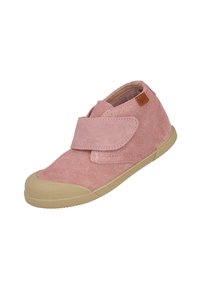 Zapato para niño pequeño de ante rosa con suela de goma beige y cierre de cinta de velcro, que presenta una pequeña etiqueta de la marca en el costado.
