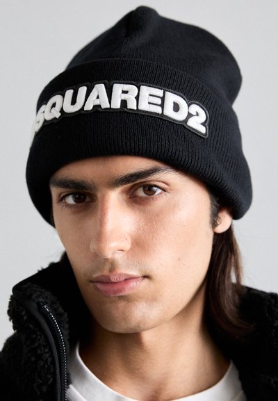 Bonnet en tricot noir avec un revers et logo « DSQUARED2 » brodé en blanc à l'avant. Texture lisse, ajustement serré et design minimaliste.