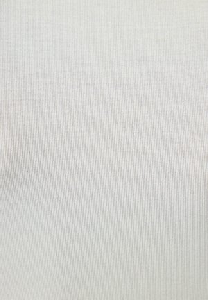 Tissu côtelé gris clair avec de fines rayures verticales, présentant une texture douce et une coloration uniforme. Adapté pour des vêtements ou des accessoires.