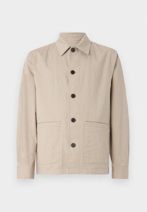 Jachetă bej cu guler, închidere cu buton frontal și două buzunare aplicate. Confecționată dintr-un material ușor, cu o textură netedă.