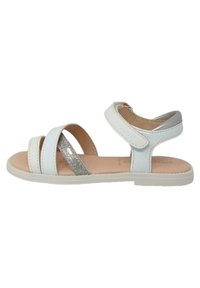 Sandali bianchi con un accento di glitter argento, caratterizzati da tre fasce sulla parte superiore, una soletta imbottita e una suola piatta in gomma.