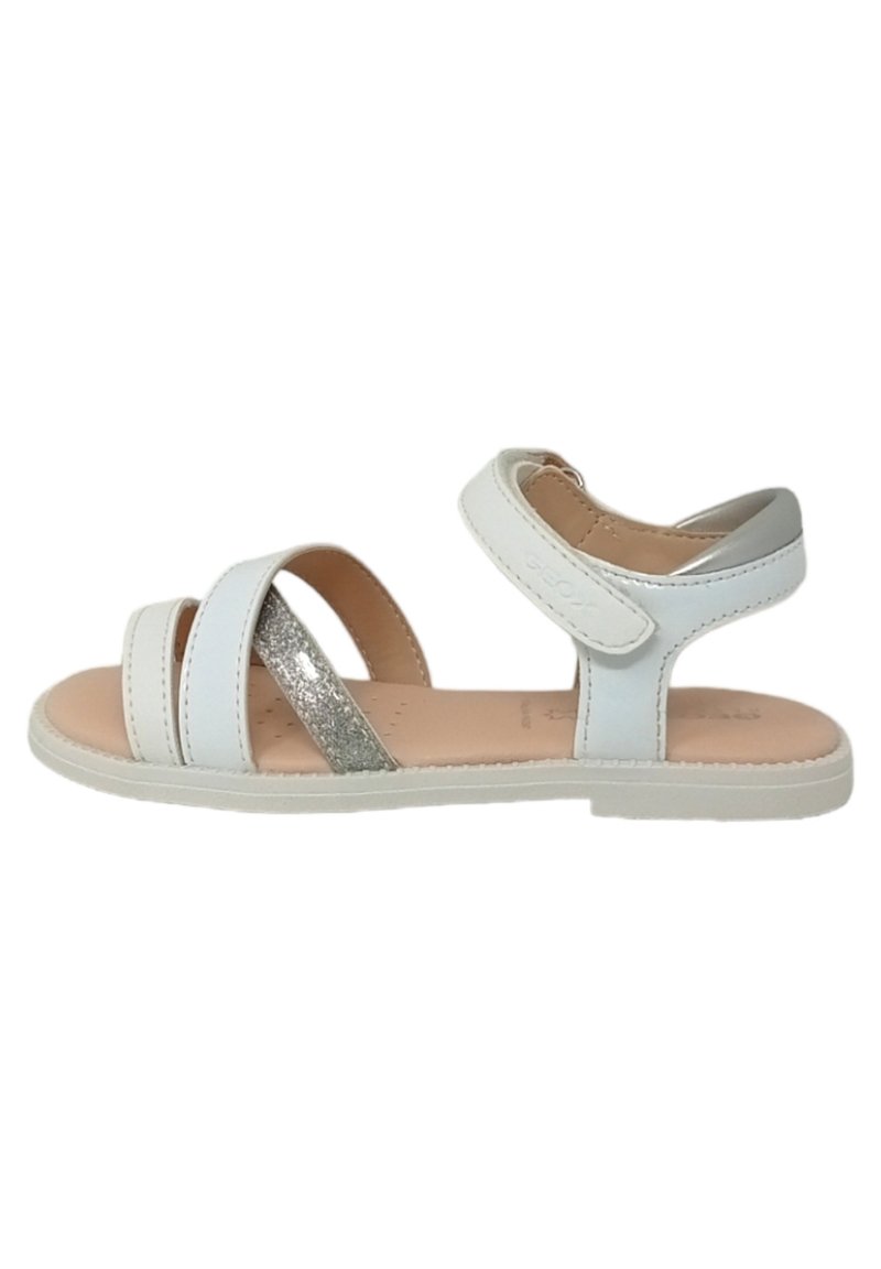 Sandali bianchi con un accento di glitter argento, caratterizzati da tre fasce sulla parte superiore, una soletta imbottita e una suola piatta in gomma.