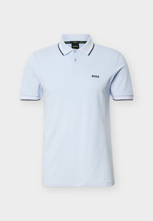 Polo bleu clair à manches courtes avec col et poignets bordés de noir, deux boutons et logo "BOSS" sur le côté gauche de la poitrine.