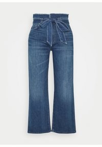 Jeansy typu wide-leg w ciemnym indigo z talią w stylu paper-bag i wiązanym paskiem z materiału. Posiadają kieszenie z przodu oraz gładkie, czyste wykończenie.