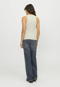 Lys grå ermeløs singlet laget av bomull, kombinert med mørkeblå denim vide bukser, med fem lommer og en avslappet passform.