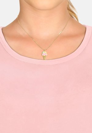 Guldhalskæde med en isvaffelpendeant i pink og creme farver, båret over en lyserød, ribbet skjorte med rund halsudskæring.