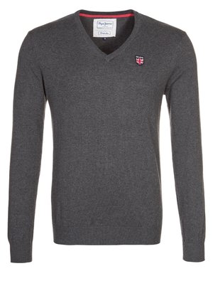 Mørkegrå V-hals langærmet sweater med et lille Union Jack-mærke på venstre bryst og ribstrikkede ærmeender og kant.