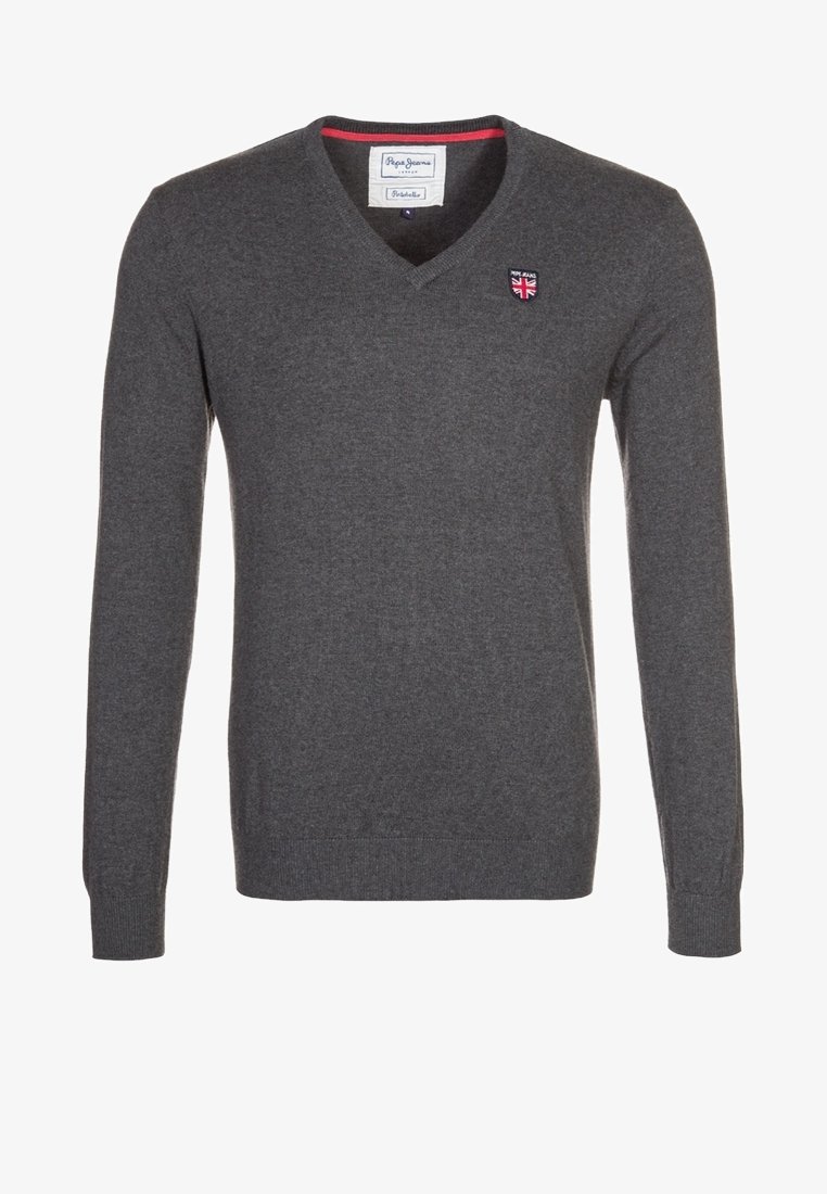 Pull gris foncé à manches longues avec col en V, petit patch Union Jack sur la poitrine gauche et poignets et ourlet côtelés.