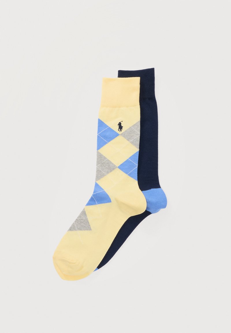 Ζευγάρι κάλτσες μέσης γάμπας, η μία κίτρινη με μπλε και γκρι μοτίβο argyle και ένα μικρό μαύρο λογότυπο, η άλλη μονόχρωμη σκούρο μπλε με μπλε φτέρνα.