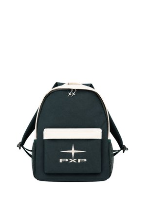 Mochila en blanco y negro con bolsillo frontal, bolsillos laterales de malla, logo de estrella y texto PXP en la parte delantera, mostrada sobre fondo blanco.