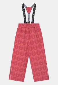 Calças impermeáveis rosas com padrão de maçã, suspensórios ajustáveis pretos, cintura elástica e fechos laterais para fácil vestibilidade.