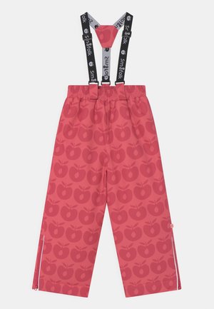 Calças impermeáveis rosas com padrão de maçã, suspensórios ajustáveis pretos, cintura elástica e fechos laterais para fácil vestibilidade.