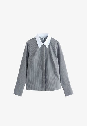 Camisa de botón a rayas en gris y blanco, con un cuello y puños en blanco en contraste, hecha de una tela suave y ligera.