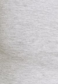 Světlě šedá látka s jemným, strukturovaným povrchem a nenápadným melírovaným vzorem. Materiál působí elasticky a hladce.