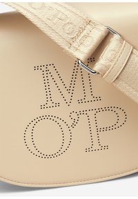 Beige Leder Umhängetasche mit durchbrochenen Buchstaben "M O' P", ausgestattet mit einem cremefarbenen Tragegurt mit gewobener Textur und metallischen Hardware-Elementen.