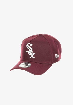 Bordeauxfarbene Baseballmütze mit einem weißen "Sox"-Logo auf der Vorderseite. Verfügt über ein strukturiertes Design, einen gebogenen Schirm und einen verstellbaren Snapback-Verschluss.