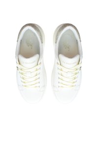 Vita sneakers med slät läder, texturerade guldaccenter på kragen och vita snörning. Logotyp präglad på tungan och innersulan.