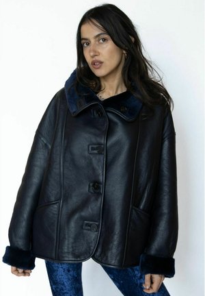RYU REVERSIBLE SHEARLING - Nahkatakki - black
