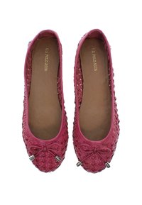 Bailarinas tejidas de color rosa con detalle de lazo, suela plana e interior de cuero suave. Acabadas con herrajes en tono plateado.