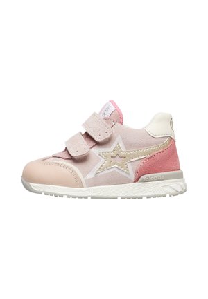 Sneakers per bambini rosa e beige con tomaia in suede e pelle, cinturini in velcro, design a stella e suola testurizzata.