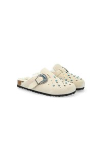 Zoccoli beige con fodera in pelliccia sintetica, dotati di borchie blu e argento, una fibbia decorativa e una suola nera testurizzata per una migliore aderenza.