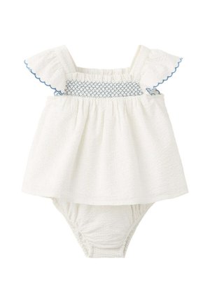 Combinaison bébé blanche texturée avec manches papillonnantes, détail smocké bleu sur la poitrine et bloomers attachés.