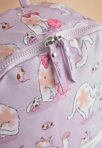 Hellblaues Stoffmuster mit verspielten Illustrationen von Katzen und Mäusen, versehen mit einem Reißverschluss und dekorativen Ziehlaschen in passender Farbe.