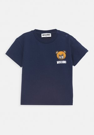 Marineblå bomulds t-shirt med korte ærmer, med en broderet bjørnelogo og ordet "MOSCHINO" i hvid nedenunder. To skuldersnapper.