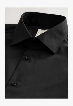 Schwarzes Hemd mit spitzem Kragen, das eine glatte Stoffstruktur aufweist, Knopfverschlüsse hat und ein Etikett sichtbar unter dem Kragen ist.