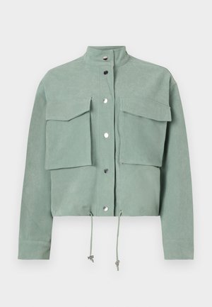 Kurzarmige, cropped, grüne Jacke mit zwei Fronttaschen und Druckknöpfen, ausgestattet mit Kordeln am Saum und einem Stehkragen.