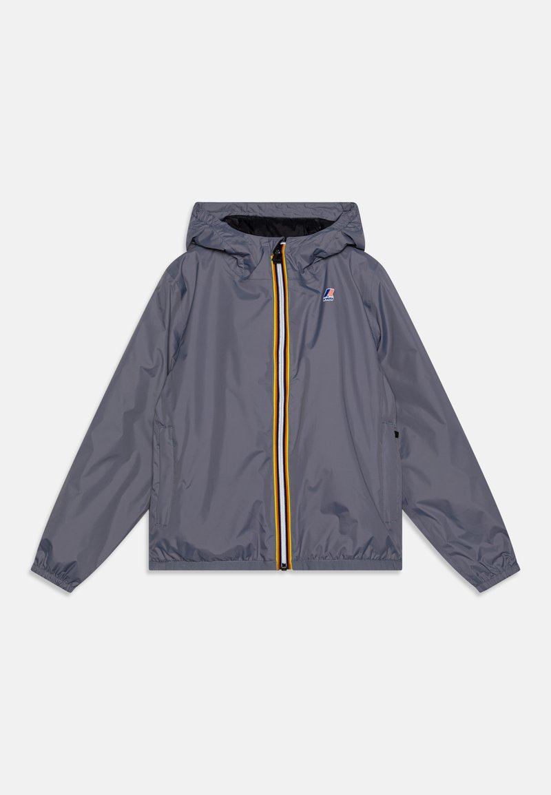 Giacca con cappuccio grigia in tessuto leggero e resistente all'acqua. Presenta una zip frontale con accenti gialli e rossi, polsini elasticizzati e tasche laterali.