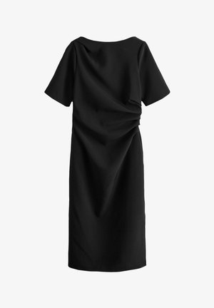 Črna obleka s kratkimi rokavi in čolnistim izrezom. Ima draperijo na hrbtni strani, kar ustvarja subtilno teksturo in tok.