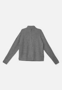 Grå stickad tröja med långa ärmar och dragkedja framtill, liggande platt på en vit bakgrund.