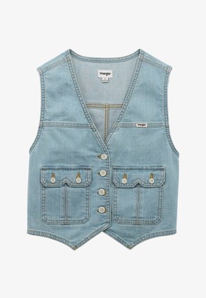 Chaleco de mezclilla azul claro con cinco botones frontales, dos bolsillos con solapa abotonada, etiquetas de Wrangler en el pecho y en el interior del cuello.