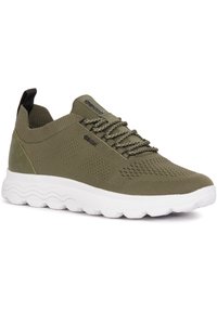 Scarpa sportiva verde oliva con tomaia in maglia, design con lacci e suola bianca. Presenta perforazioni sottili e dettagli con logo sul lato.