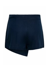 Jupe asymétrique bleu marine avec une ceinture droite et un ourlet plus long et incliné sur le côté gauche, réalisée en tissu lisse.