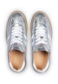 Metalliska silver sneakers med vita accenter, texturerad ovandel, vita snören och en beige innersula. Har en gummisula.