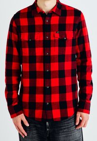 Rot-schwarz karierte Flanellhemd mit durchgehender Knopfleiste, zwei Brusttaschen, langen Ärmeln und strukturiertem Stoff. Standardkragen-Design.