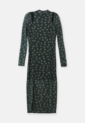 Langermet kjole i mørkegrønn gjennomsiktig stoff, med et helmønster av gulgrønne øyne, svart skulderdetalj og høy hals.