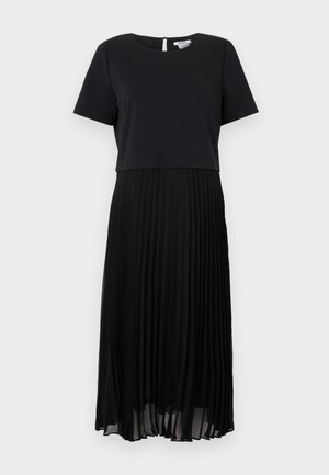 Svart kjole med kortermet topp og plisserte skjørt. Glatt stoff på toppen og teksturerte, flytende plisseringer nedenfor. Lukkning med nøkkelhul bak.