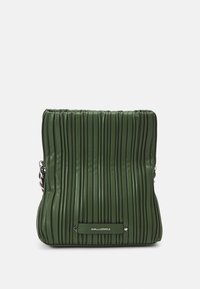 Bolso verde con pliegues hecho de material sintético texturizado. Presenta una correa para el hombro y una etiqueta de marca en la parte frontal. Forma rectangular.