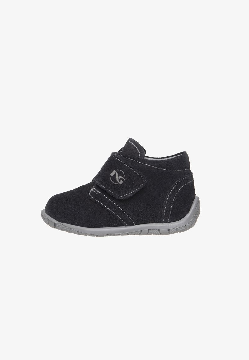 Chaussure noire pour tout-petit avec semelle grise, bride auto-agrippante et couture blanche en détail, vue du côté extérieur.