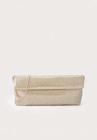 Clutch da sera in rete metallica dorata, forma rettangolare con pattina ripiegata, dotato di una tracolla a catena e una texture metallica liscia.